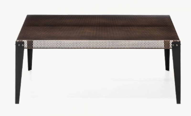 Nizza Couchtisch von Moroso Diesel, 140 cm breit, mit brauner Tischplatte und schwarzen Beinen.